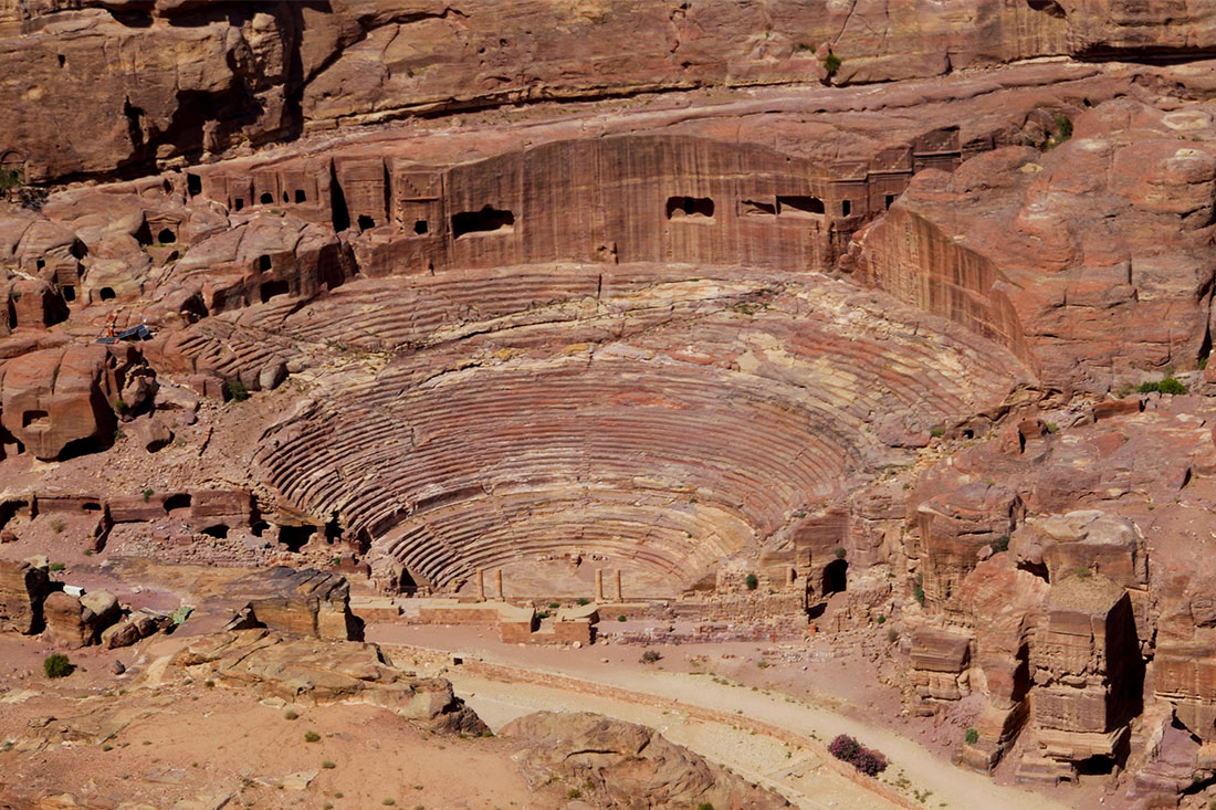 En la parte superior del teatro de Petra se pueden ver varias tumbas, unas intactas y otras cuya fachada ha desaparecido