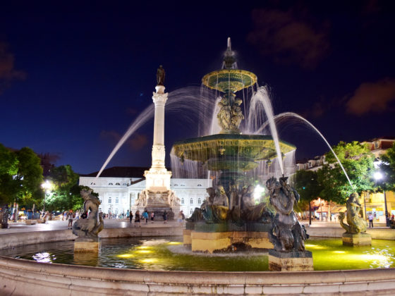 Plaza del Rossio, Lisboa, por la noche.