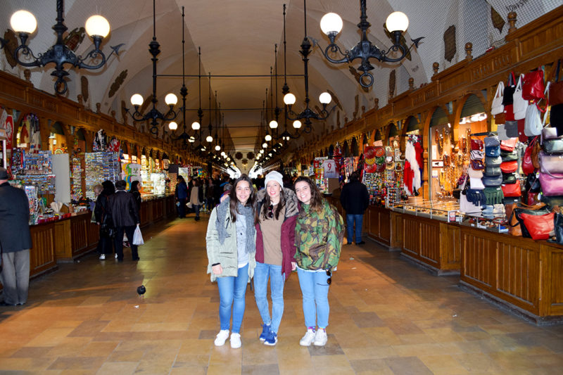 Paula, Sandra y Julia en Lonja de Paños en Cracovia