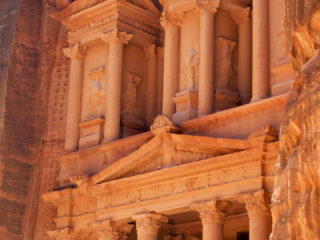 Detalle de la fachada del Tesoro en Petra