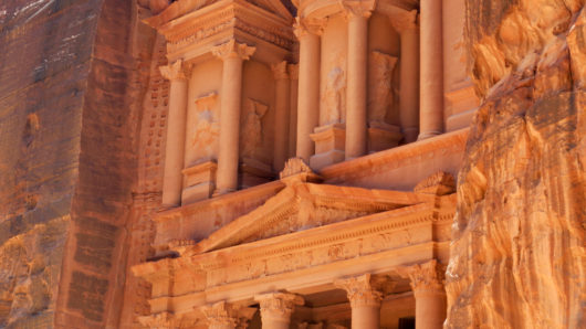 Detalle de la fachada del Tesoro en Petra