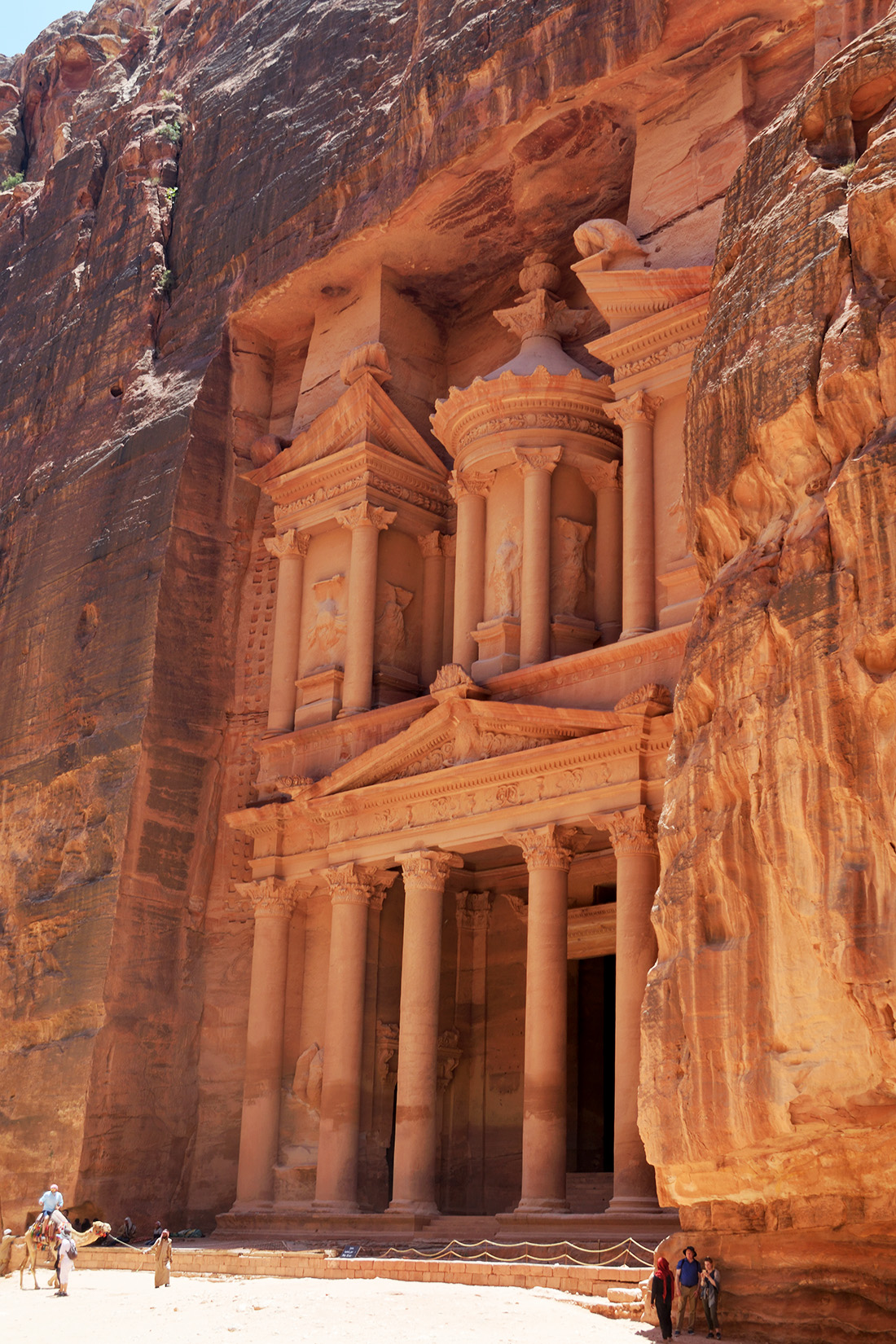 Tras 30 minutos caminando se llega a la primera maravilla y seguramente el monumento más bonito de Petra: el Tesoro.