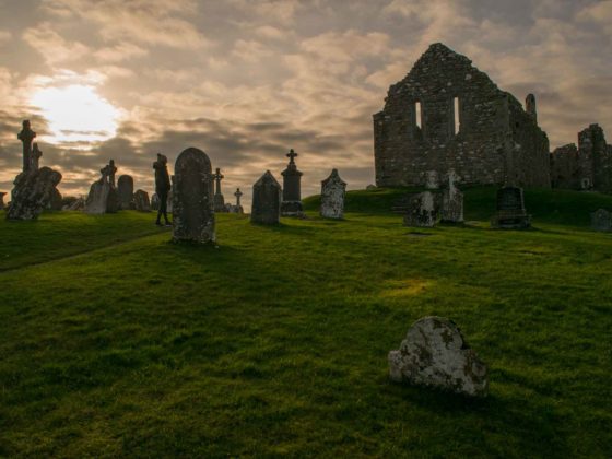 Monasterio de Clonmacnoise al atardecer