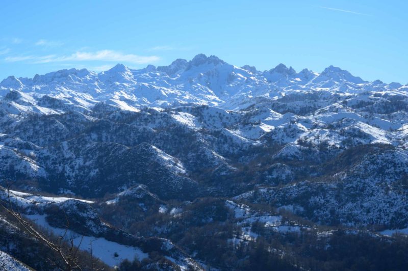 Vistas a Picos de Europa desde la Cruz de Priena en Covadonga