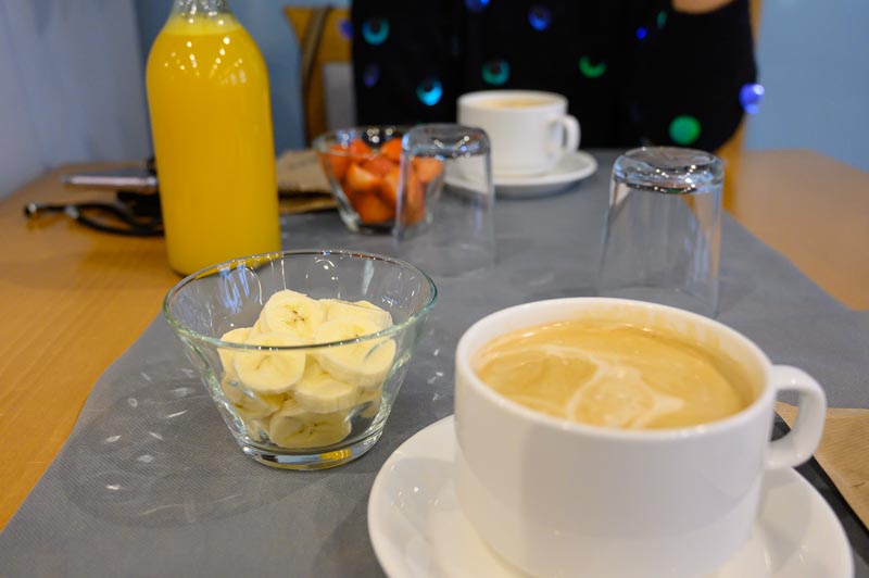Desayuno Hotel Sella Cangas Onis fruta, cafe y zumo