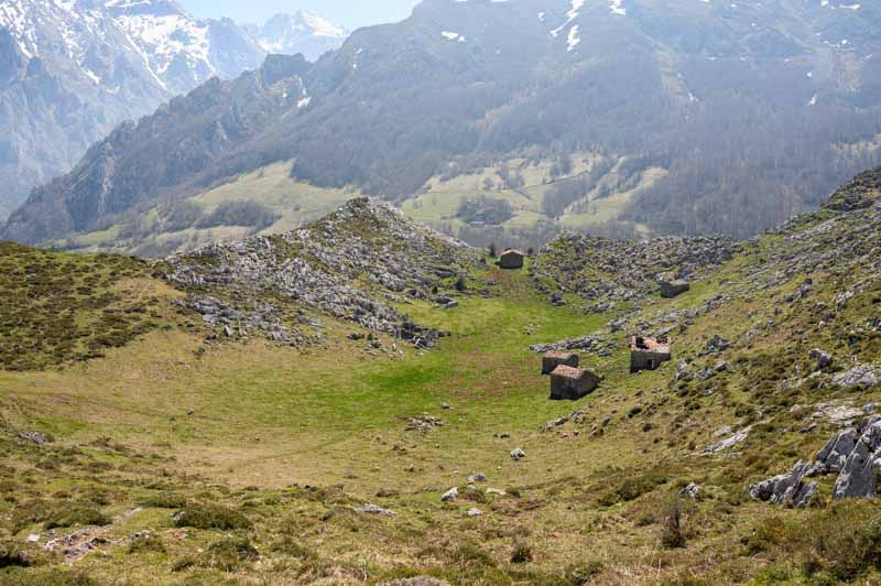 Cabañas de Pastores en majada Soterraña cerca de Peña Maín en Picos Europa