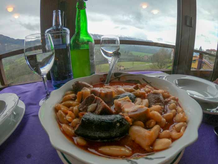 Fabada en Casa Colo con vistas a las montañas, Ceceda. Asturias