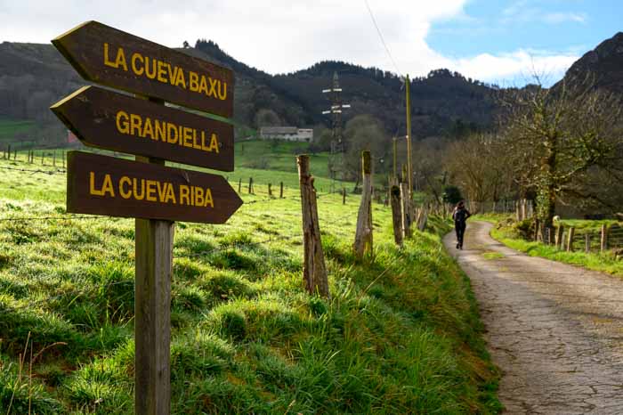 Cartelería con indicaciones en la ruta al pico la Mua en Nava, Asturias