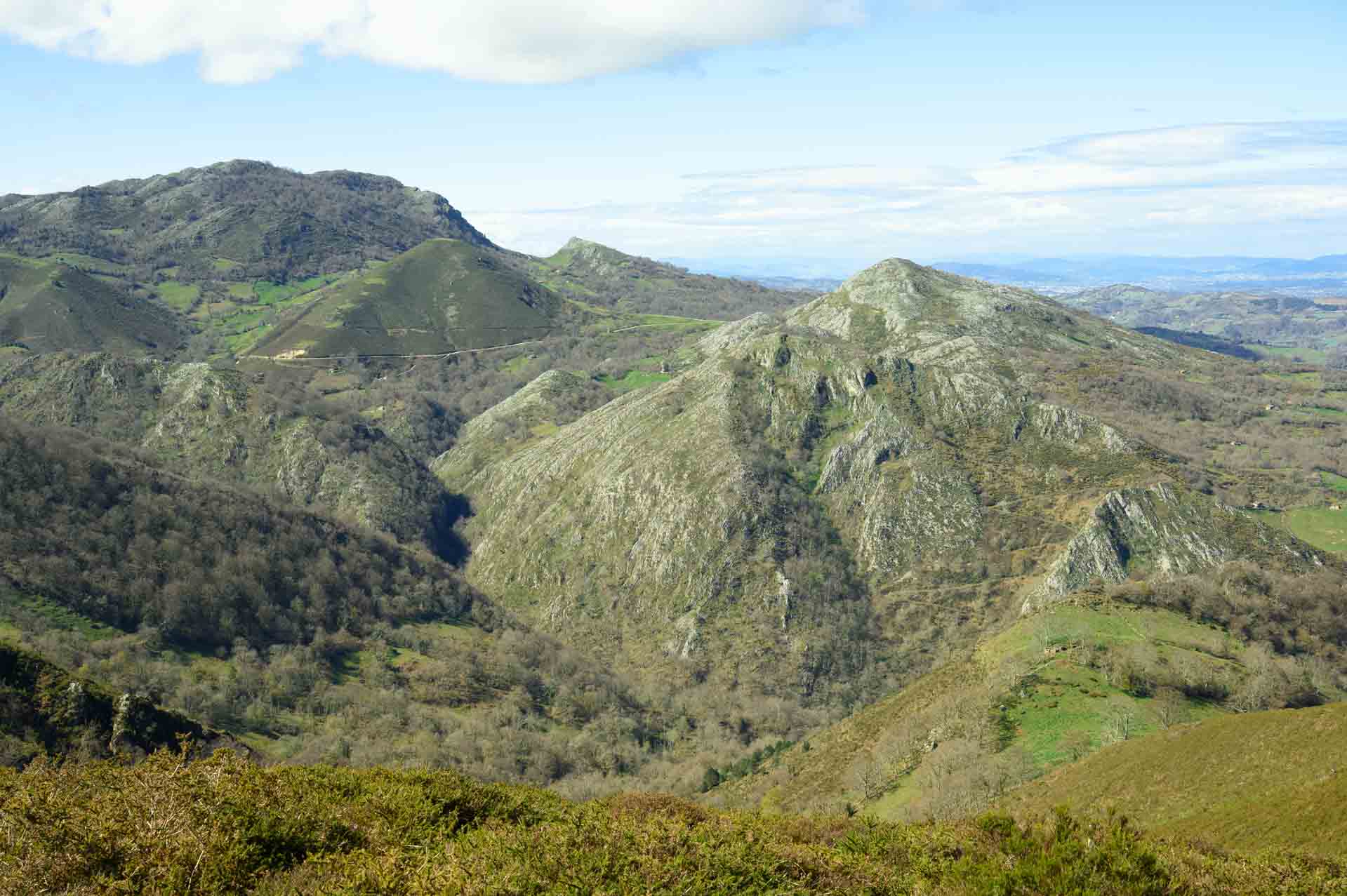 Pico Varallonga visto desde la ruta al pico la Mua. Al fondo pico Redondo y Peñamayor