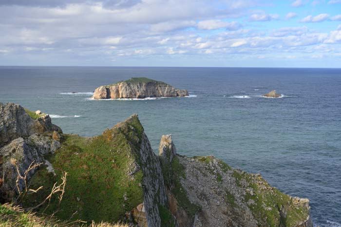 Isla Erbosa y el Islote El Bravo en el Cabo Peñas Asturias