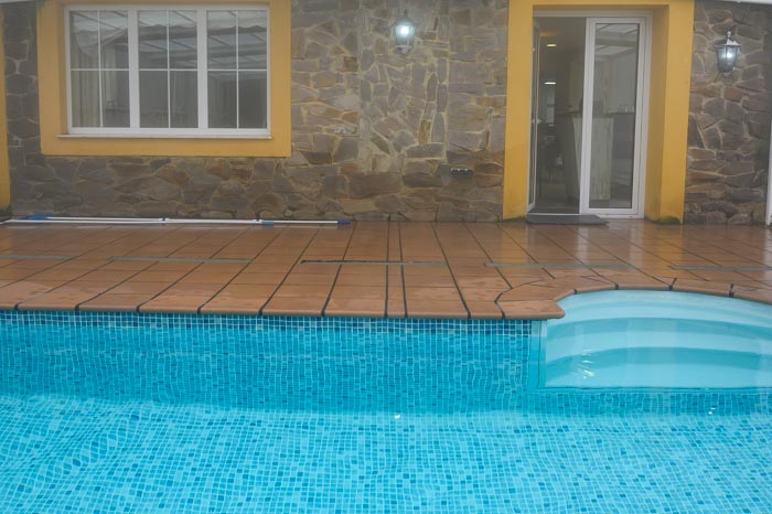 La piscina climatizada en casa rural Villa Alicia
