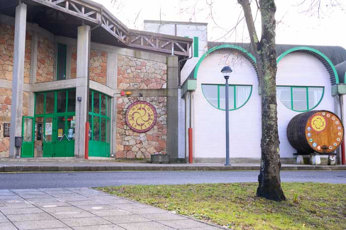 Acceso al museo de la sidra en Nava, Asturias