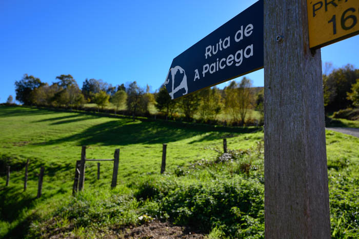 Indicaciones en la ruta A Paicega en Pesoz, Asturias