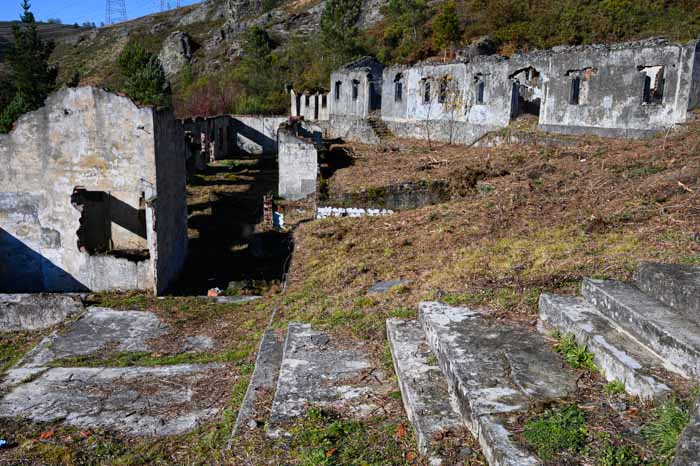 Ruinas de barracones en poblado A Paicega en Pesoz, Asturias