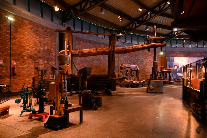 Sala principal del museo de la sidra Nava en Asturias