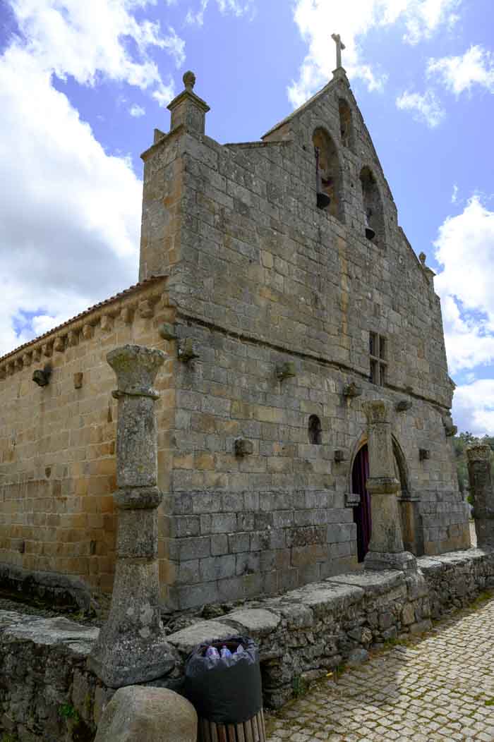 Iglesia romanica de Santa María de Azinhoso en Mogadouro, Portugal
