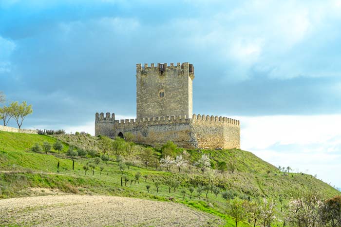 Castillo de Tiedra visto desde el pueblo