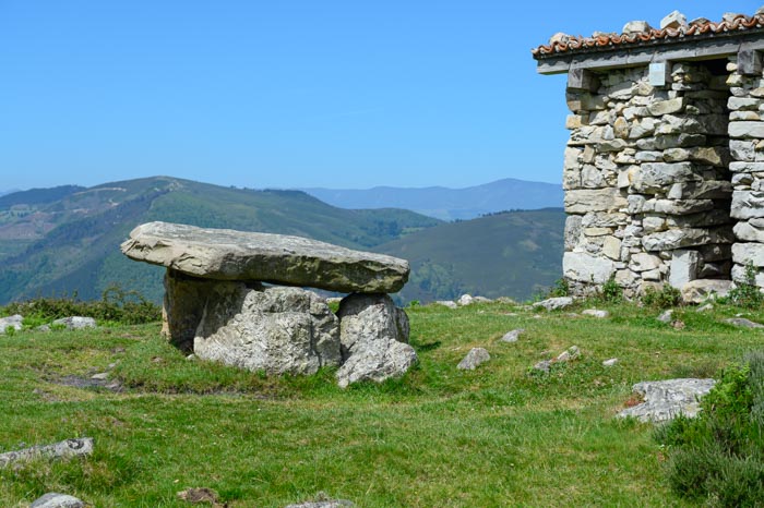 Dolmen y cabaña en Merilles, Tineo, Asturias