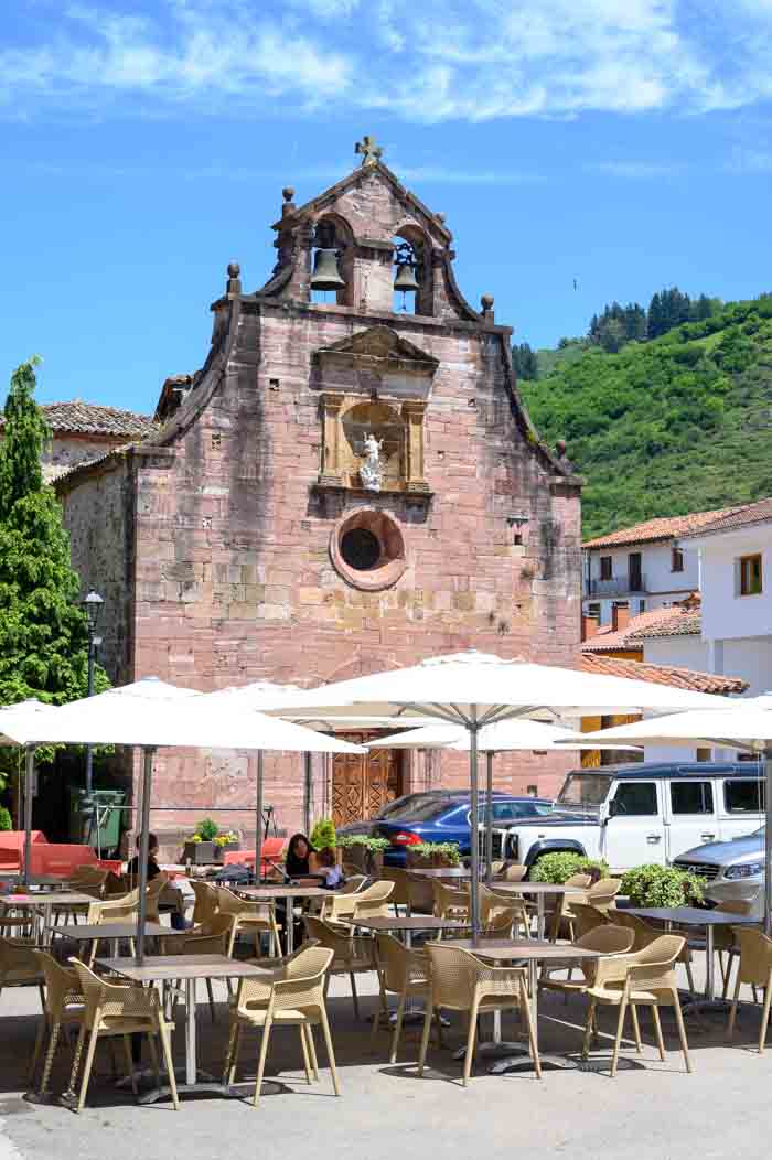 Iglesia en el pueblo de Tuña en Tineo, Asturias