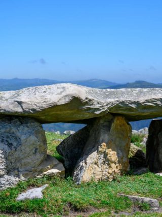 Portada dolmen Merillés en Tineo
