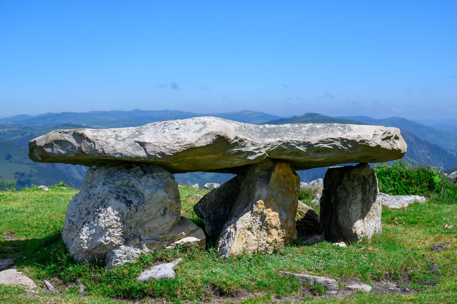 Portada dolmen Merillés en Tineo