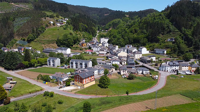 Pueblo de Navelgas desde el aire. Tineo, Asturias