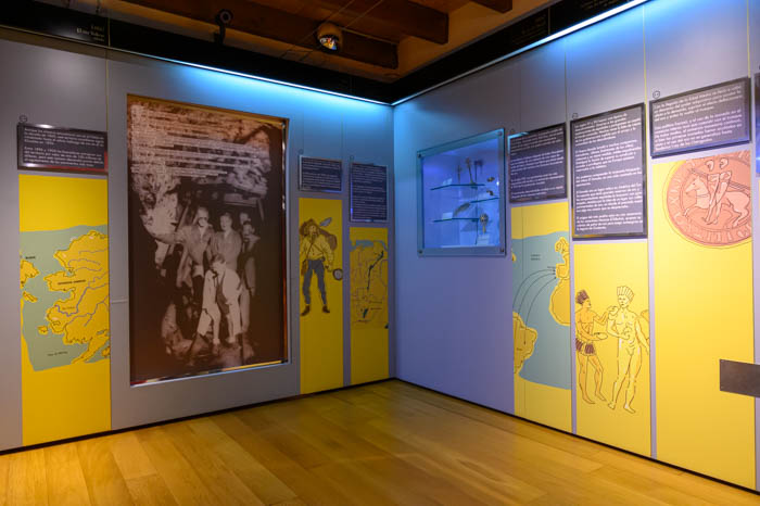 Sala de museo del oro de Asturias en Navelgas, Tineo