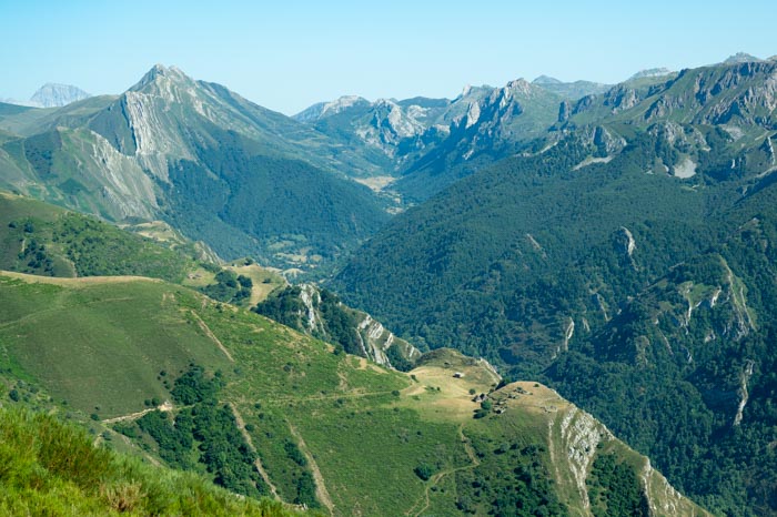 Braña con el valle de Saliencia al fondo en Somiedo, Asturias