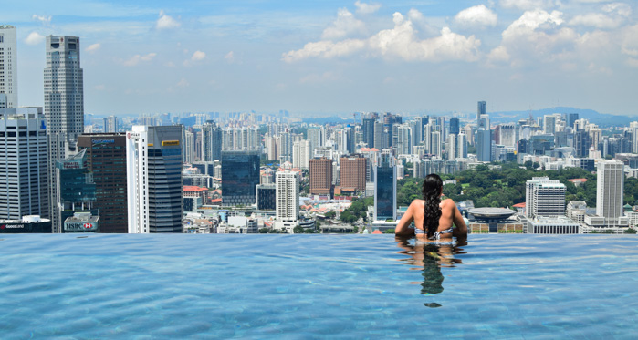 Natalia en la piscina infinita del hotel Marina Bay en Singapur