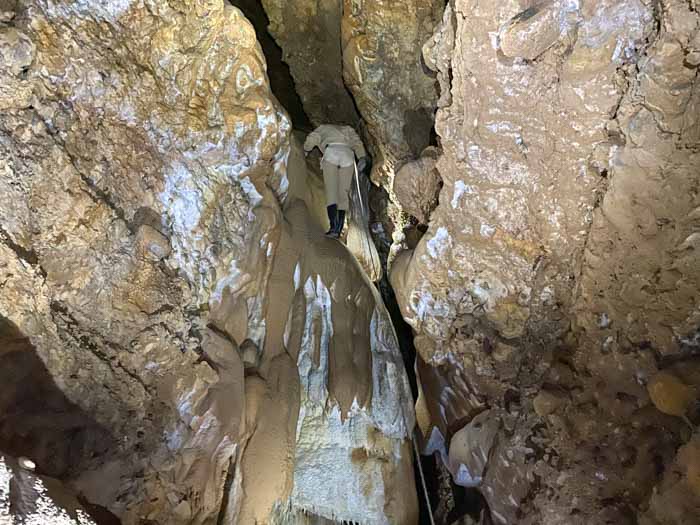 Espeleologia en una cueva en Burgos