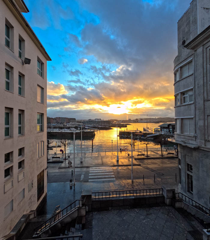 Atardecer en Gijón visto desde el barrio de Cimadevilla con vistas al puerto deportivo
