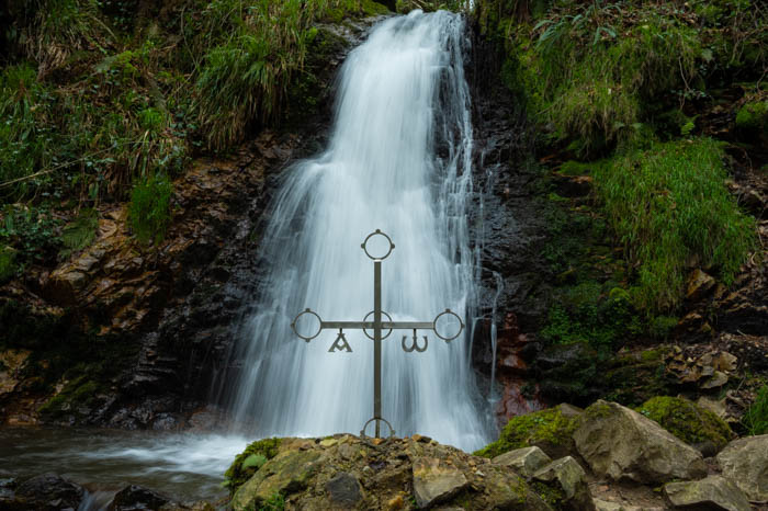 Cruz de Asturias en la cascada de Nonaya en Salas, Asturias