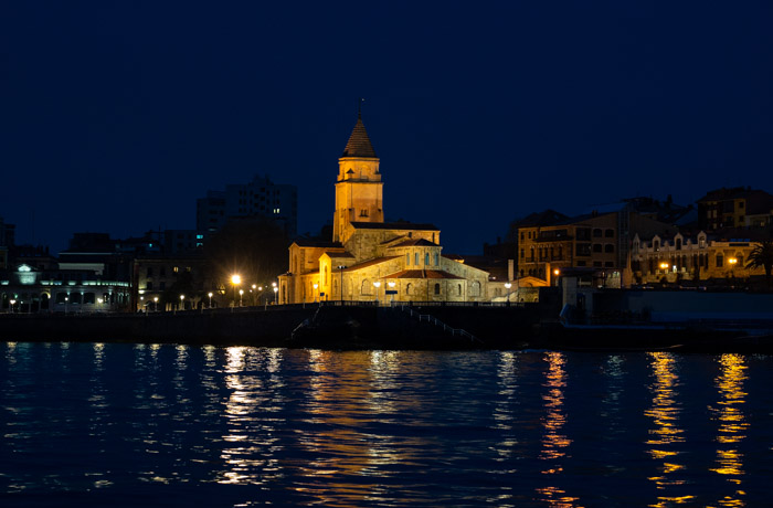 Iglesia de San Pedro en Gijón vista desde el mar