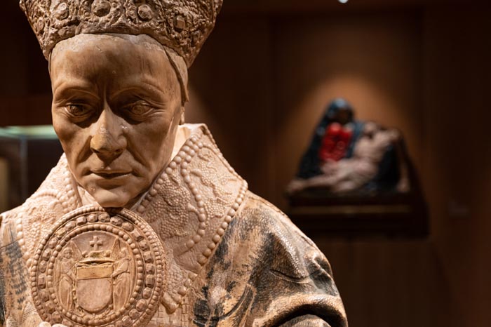 Hermosa estatua de un obispo en el Museo de las Ferias en Medina del Campo