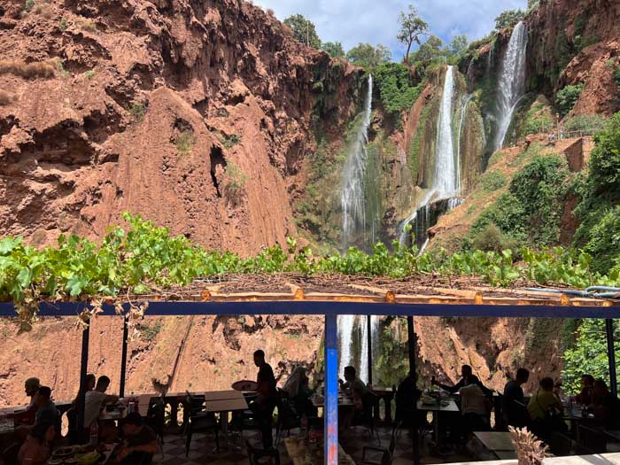 Restaurante con vistas a las cascadas de Ouzoud en Marruecos