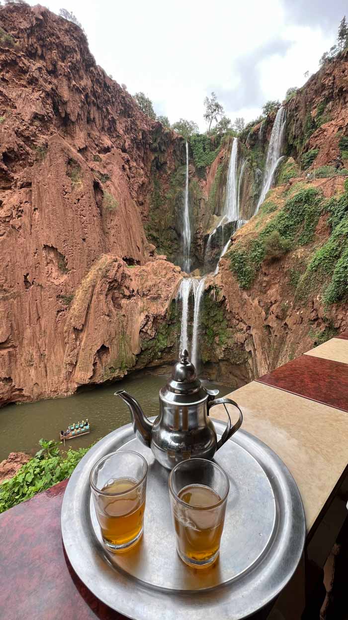 Té de menta con vistas a las cascadas de Ouzoud, Marruecos