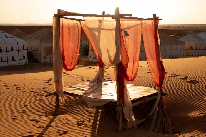 Cama balinesa en campamento del desierto en Merzouga, Marruecos