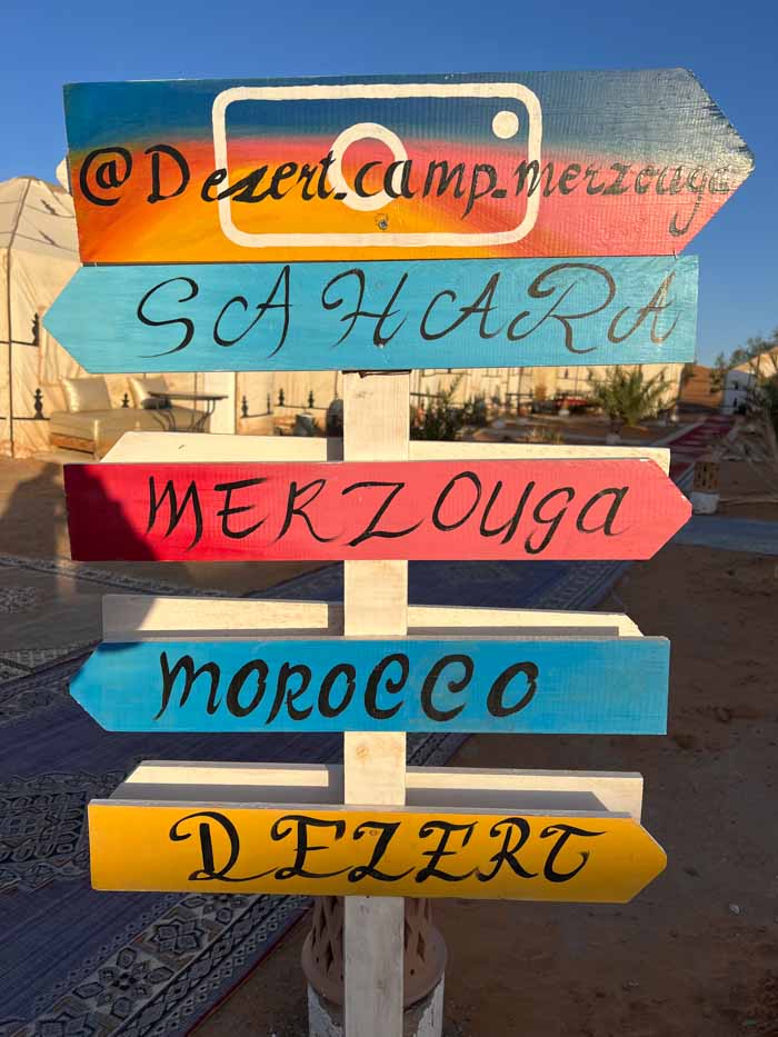 Letreros en campamento de haimas en Merzouga, Marruecos