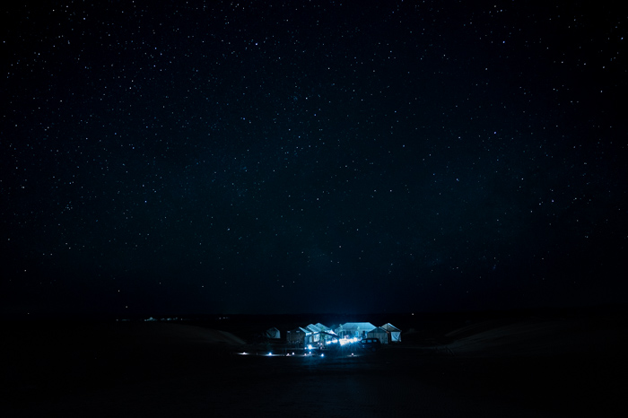 Campamento bajo las estrellas en el desierto de Merzouga, Marruecos