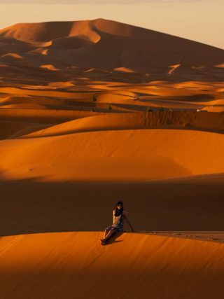 Atardecer en las dunas del desierto Merzouga en Marruecos