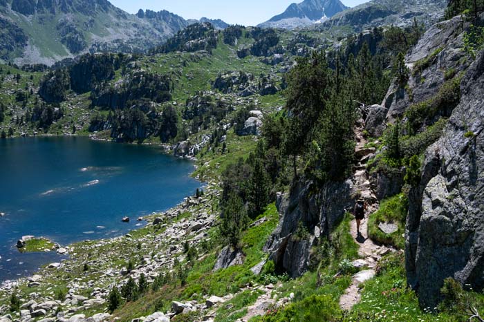 Sendero en la ruta de los 7 lagos de Colomers en el Val d'Aran