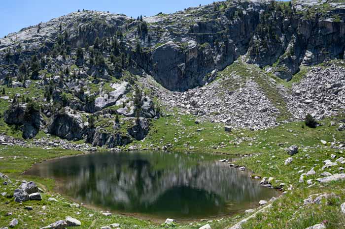 Lago al lado de Garguilhs de Jos en la ruta de los 7 lagos en el Val d'Aran