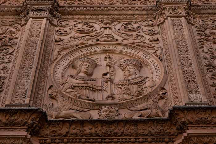Los Reyes Católicos en la fachada del Edificio Histórico de la Universidad de Salamanca