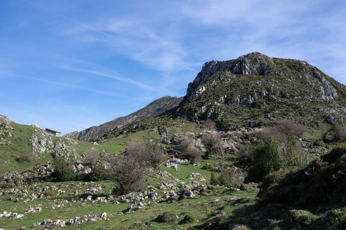 Cabaña en una majada en la ruta al picu Pierzu en Ponga, Asturias