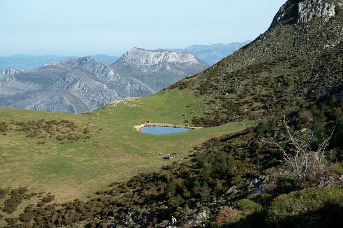 Panorámica de un lago en la ruta al picu Pierzu en Ponga, Asturias