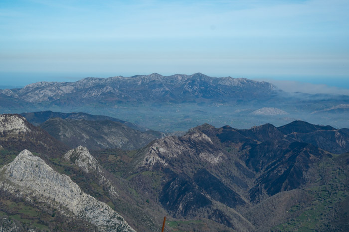 La sierra del Sueve vista desde la cumbre del picu Pierzu en Asturias