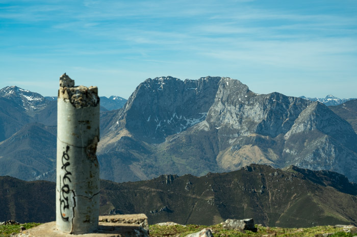 El Tiatordos visto desde la cumbre del Pierzu en parque natural de Ponga en Asturias