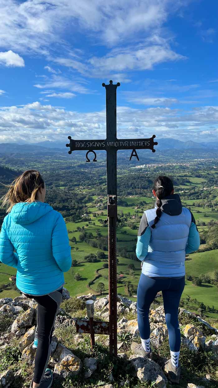 Cima de Peña Careses con la cruz de Asturias, en Siero