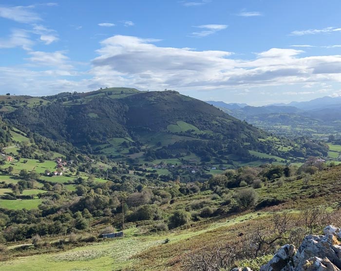 Paisaje del centro de Asturias en la ruta a Peña Careses, concejo de Siero