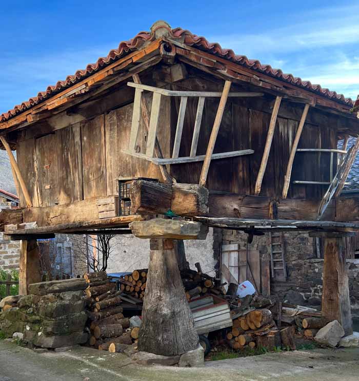 Hórreo en el pueblo de Campiellos, en el parque natural de Redes, Asturias